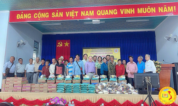 Ông Phạm Đình Vương, Trưởng Văn phòng đại diện Trung ương Hội GDCSSKCĐ Việt Nam kiêm Giám đốc Trung Tâm UNESCO Văn Hoá và Thông Tin Truyền Thông cùng lãnh đạo địa phương trao quà cho các nạn nhân ảnh hưởng chất độc da cam