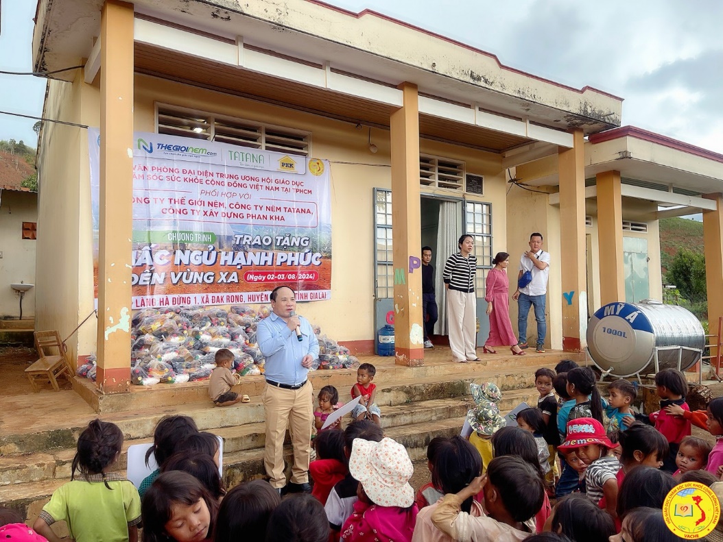 Ông Phạm Đình Vương, Uỷ viên Ban Thường Vụ, Trưởng VACHE tại TP. HCM kiêm Giám đốc Trung Tâm UNESCO Văn Hoá Thông Tin Truyền Thông phát biểu tại chương trình trao quà