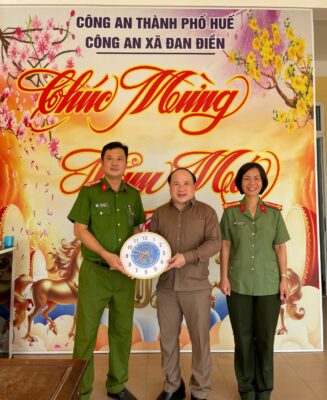 Ông Phạm Đình Vương – Phó Chủ tịch Trung ương Hội Giáo dục Chăm sóc Sức khỏe Cộng đồng Việt Nam, kiêm Giám đốc Trung tâm UNESCO Văn hóa Thông tin Truyền thông – trao tặng đồng hồ cho cán bộ, chiến sĩ tiêu biểu của Công an xã Đan Điền, trong đó có Trung tá Trần Mai Sâm – Trưởng Công an xã Đan Điền và đồng chí Lê Hoàng Nhiên – Phó Trưởng Công an xã Đan Điền.